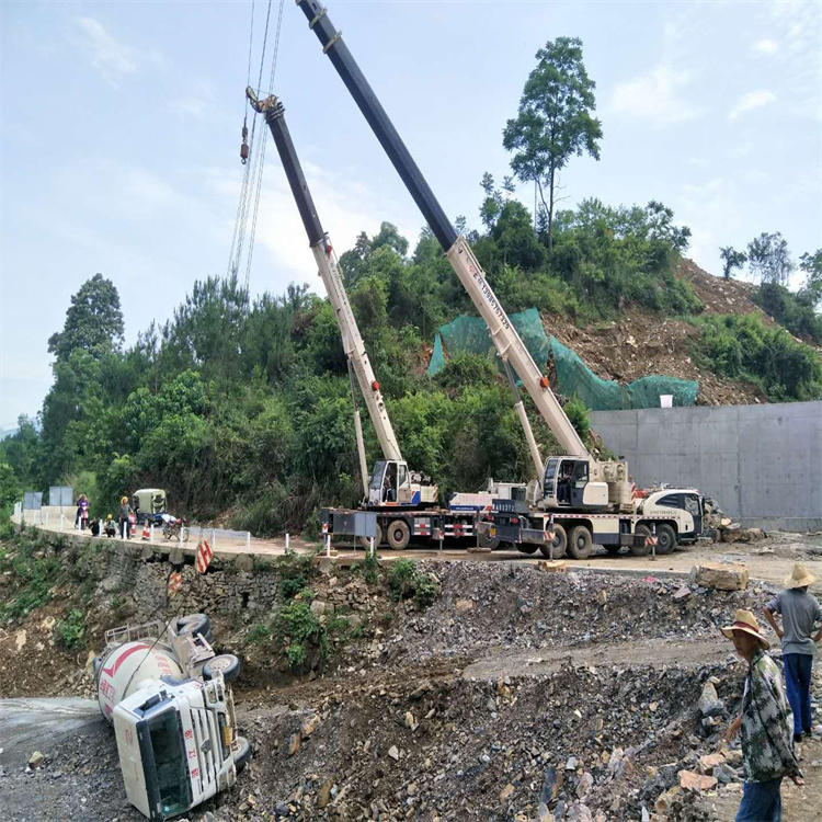 德化县汽车掉沟里叫吊车救援要多少钱